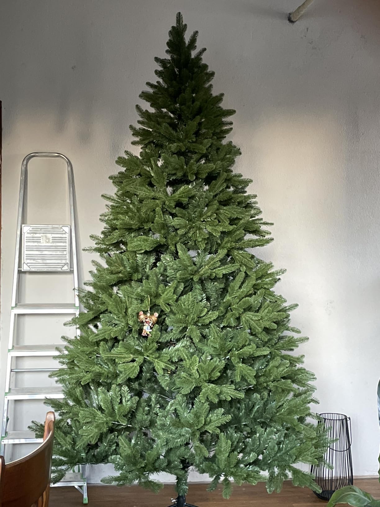 I was initially worried about what kind of Christmas tree I would receive — I thought it might end up looking like a parody. But I’m genuinely surprised and impressed! The tree is actually really nice. You can see through it a bit when it’s bare, but once all the decorations are on, it’s going to look excellent.

I’m very happy with my purchase and definitely recommend it. For the price, it’s absolutely worth it — you simply can’t find a tree of this quality anywhere else for around 200.

The tree even came with four sets of lights, which I didn’t expect at all. Two of them is slightly damaged (as in the photo), so I won’t be using them for safety reasons. But I’m not disappointed, because I didn’t even know I was getting this kind of bonus in the first place.

By the way, I’ve always been skeptical about plastic trees and preferred having a real one, but somehow I think I made a really good choice!